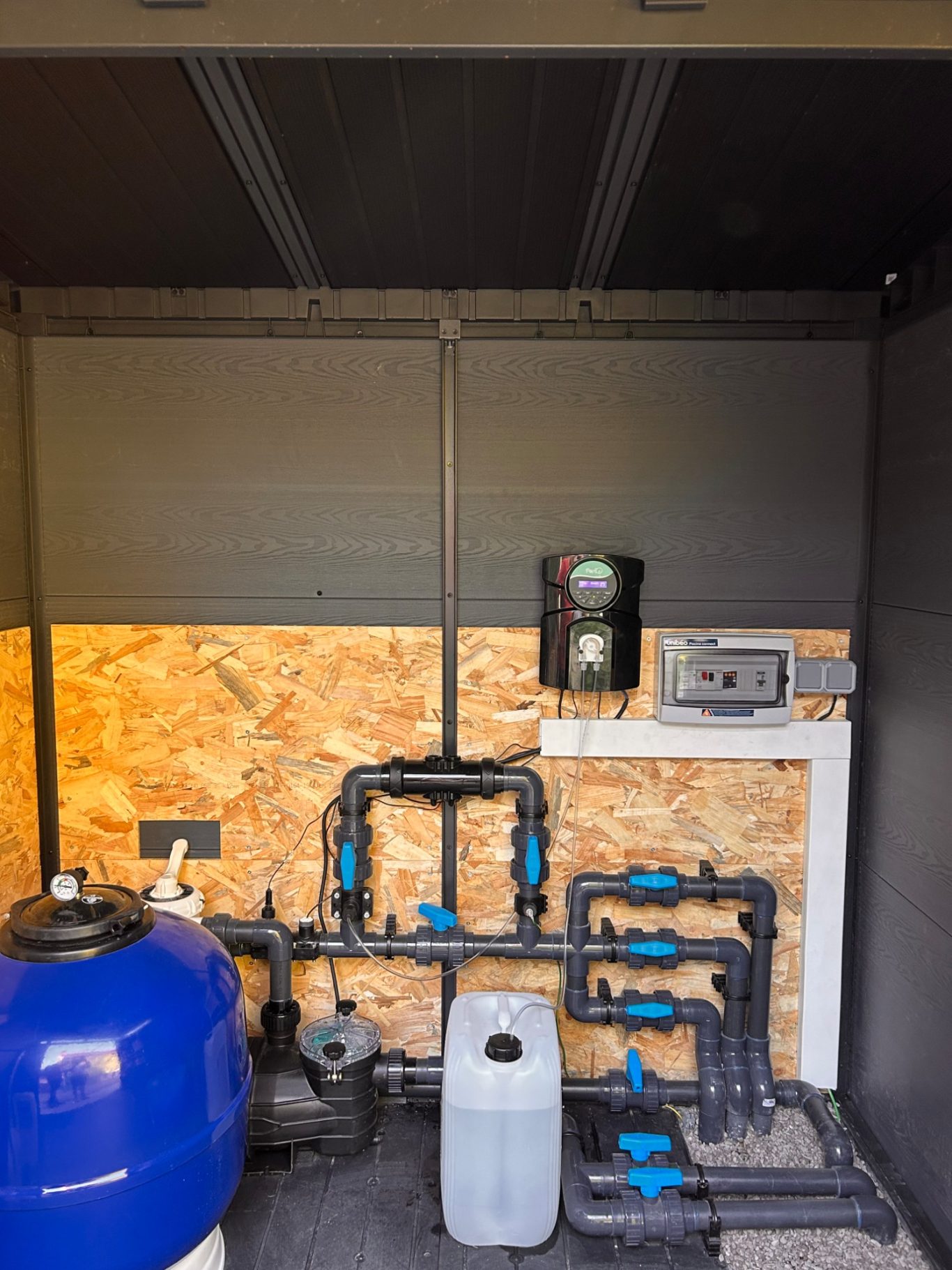 Local technique avec Electrolyseur / Régul pH / Pompe / Filtre