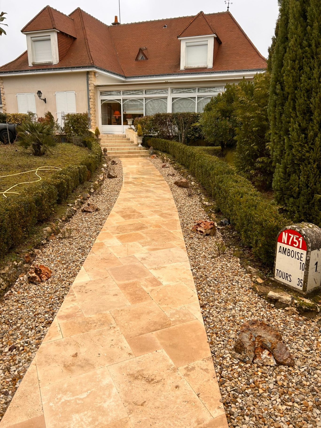 Allée en dallage travertin