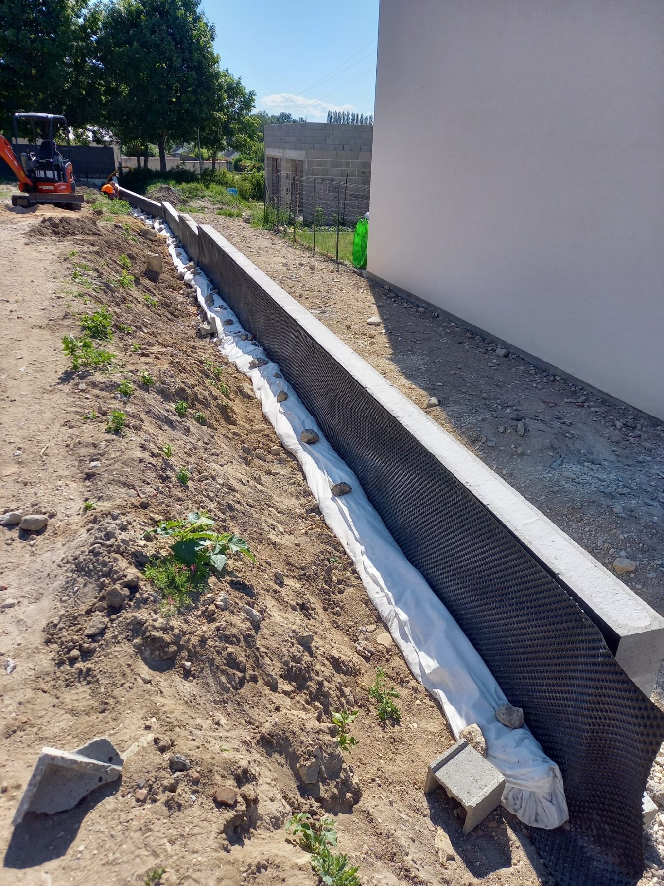 Mur de soutènement Mur de soutènement en béton avec une bande imperméable, dans un chantier.