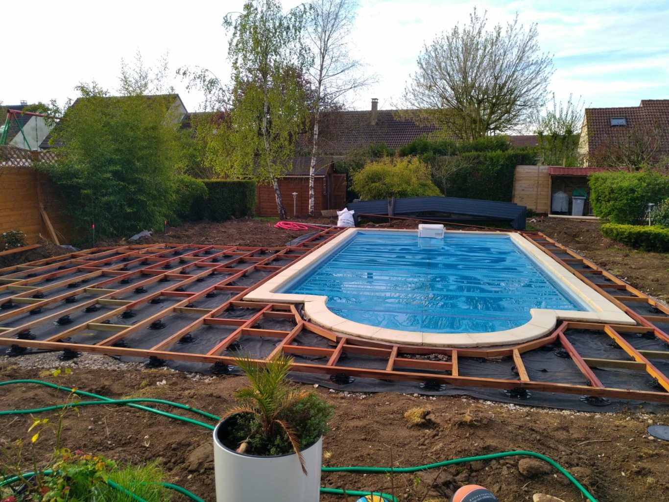 Structure en bois Construction d'une piscine avec des fondations en bois dans un jardin.