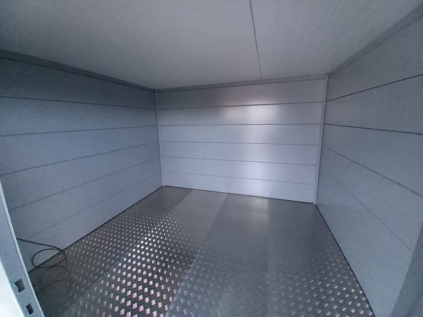 Intérieur isolé Intérieur vide de l'abri de jardin